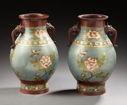 JAPON Paire de vases de forme balustre en bronze cloisonné sur fond turquoise décoré...