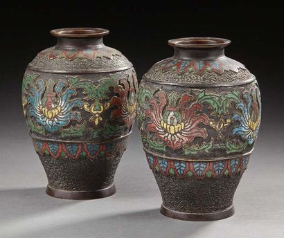 JAPON Paire de vases en bronze cloisonné de forme balustre décoré de lotus traité...