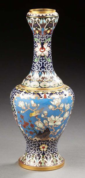 CHINE Vase balustre à long col étroit à décor d'émaux cloisonnés figurant des oiseaux...