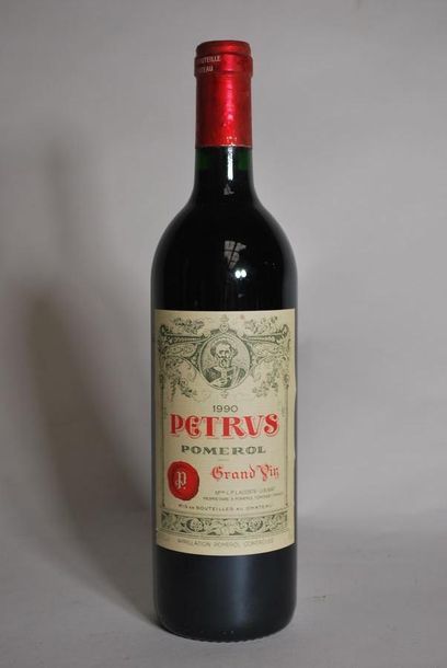 null Une bouteille de Petrus, Pomerol, 1990.