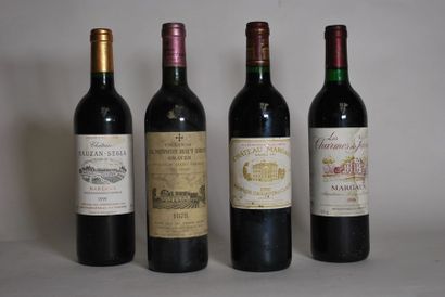 null Ensemble de quatre bouteilles de bordeaux comprenant :

- Une bouteille de Château...