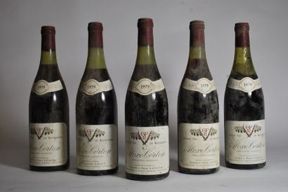 null Cinq bouteilles d'Aloxe Corton, Gaston et Pierre Ravaut, 1979.