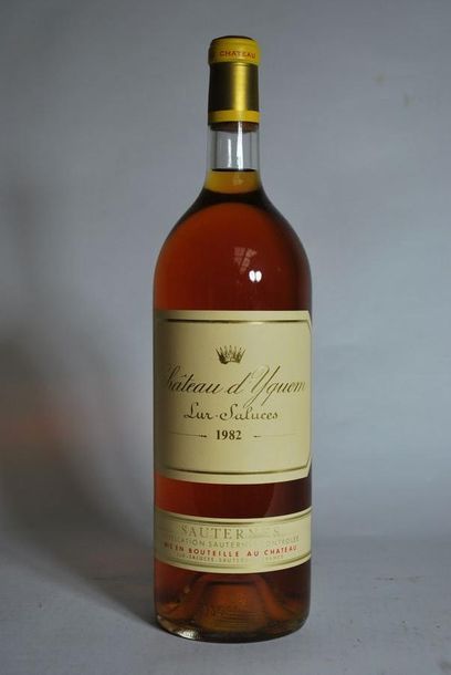 null Un magnum de Château d'Yquem, Sauternes, 1er cru supérieur, 1982.

Caisse b...
