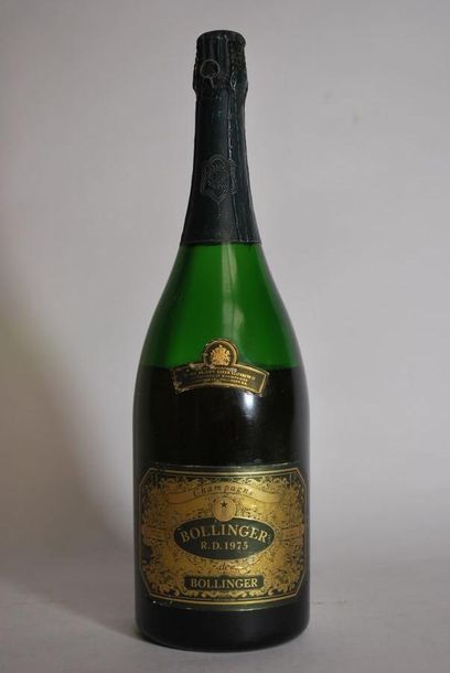 null Un magnum de champagne Bollinger, RD 1975.

(niveau bas)