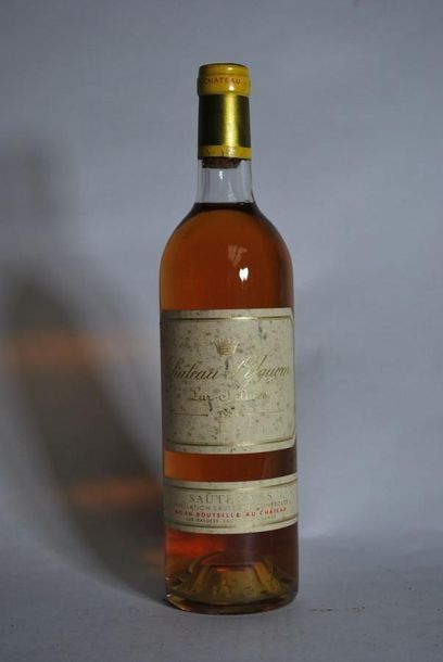 null Une bouteille de Château Yquem, Sauternes, 1985.