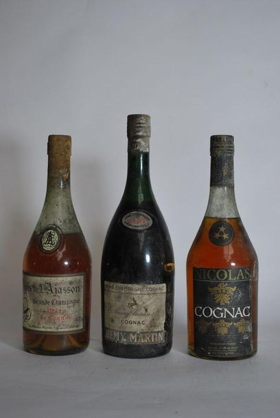 null Ensemble de trois bouteilles de cognac comprenant :

- Une bouteille de Cognac,...