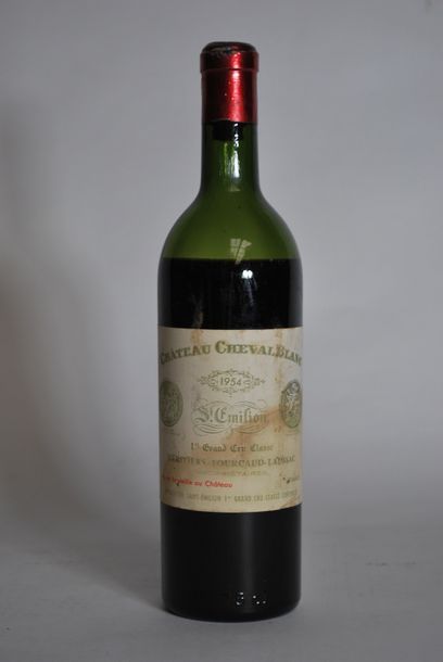 null Une bouteille de Château Cheval Blanc, Saint-Emilion, 1er GCC, 1954.

(étiquette...