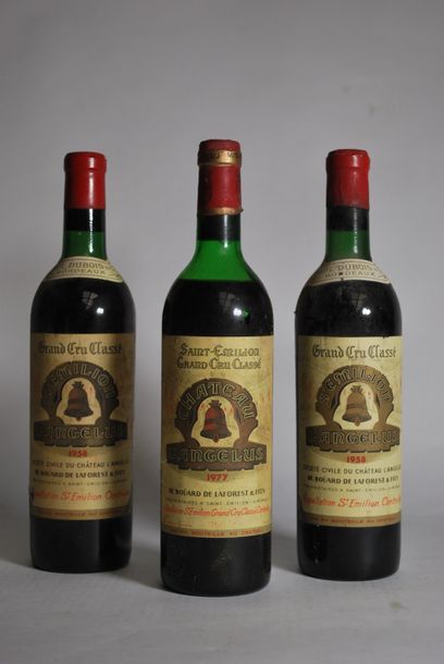 null Deux bouteilles de Château l'Angelus, Saint Emilion, GCC , 1958 et une de 1...