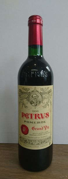 null Une bouteille de Petrus, Pomerol, 1996.