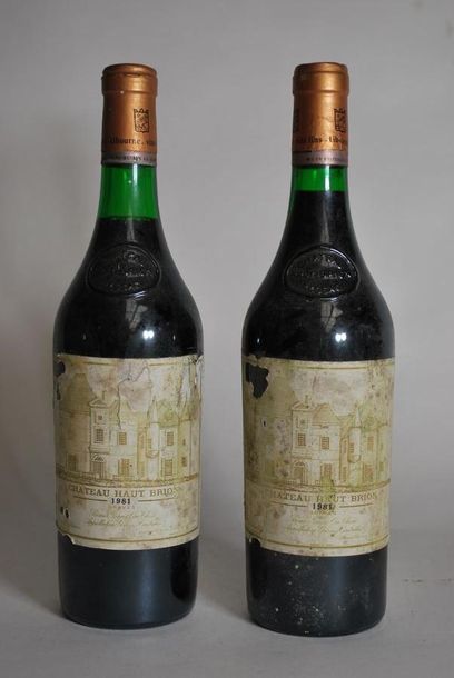 null Deux bouteilles de Château Haut Brion, Graves, 1er GCC, 1981.

(étiquettes ...
