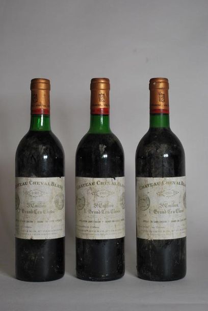 null Trois bouteilles de Château Cheval Blanc, Saint-Emilion, GCC, 1981.

(capsules...