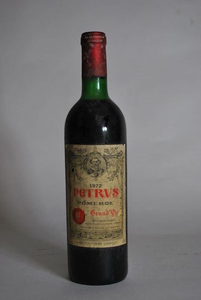 null Une bouteille de Petrus, Pomerol, 1972.