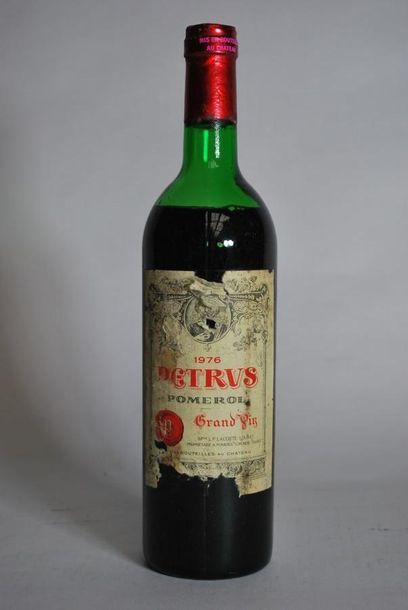 null Une bouteille de Petrus, Pomerol, 1976.

(étiquette déchirée, bouchon et capsule...