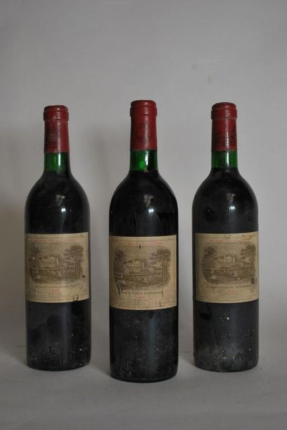 null Trois bouteilles de Château Lafite Rothshild, 1er GCC Pauillac, 1983.