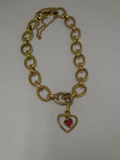 null Un bracelet à large maille en or orné d'un pendantif cœur serti d'un rubis....