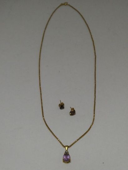 null Un collier orné d'un pendantif en améthyste et deux boucles d'oreilles. PB :...