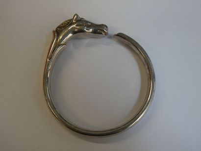 null HERMES
Bracelet jonc rigide et ouvert en métal argenté, l'extrémité terminée...