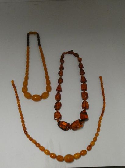 null Deux collier en billitte ovale d'ambres orange .
Long : 50 cm
on joint un collier...