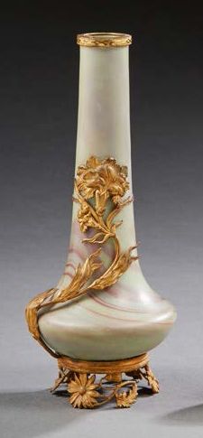 SÈVRES Vase soliflore à haut-col en verre à l'imitation de la pierre dure à dominante...