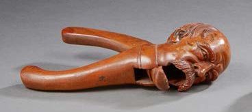 null Casse noix en bois sculpté figurant Clémenceau.
Vers 1900.
Long.: 21 cm