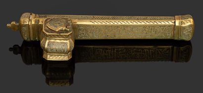 null Plumier en bronze ciselé dit "Divid".
Travail Ottoman de la fin du XIXe siècle.
Long.:...