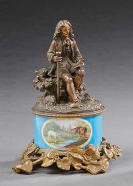 null Sujet en bronze représentant Jean de La Fontaine assis, il repose sur une base...