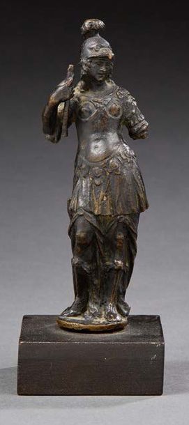 null Petit bronze figurant la déesse Athéna, il repose sur un contre socle en bois...