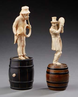 null Deux sujets en ivoire sculpté. L'un figurant un musicien avec des cymbales,...