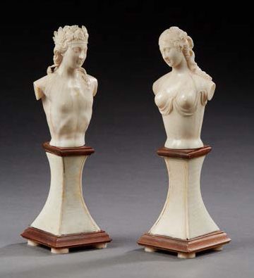 null Couple de personnages en ivoire, en buste présentant Bacchus couronné de pampres...