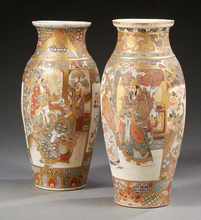 JAPON Deux grands vases de forme balustre formant pendant à décor de scènes de palais.
Vers...