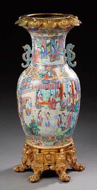 CHINE Canton Grand vase en porcelaine émaillé à motif de scènes de palais. Importante...