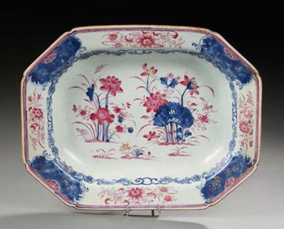 CHINE Plat octogonal en porcelaine à coins coupés à décor imari et motifs floraux.
XVIIIe...