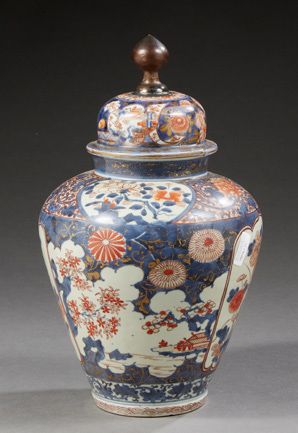 CHINE Potiche couverte en porcelaine à décor imari.
XVIIIe siècle.
Dim.: 45 cm (Couvercle...