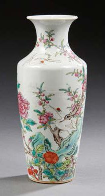 CHINE Vase de forme balustre à col ouvert en porcelaine à décor émaillé polychrome...