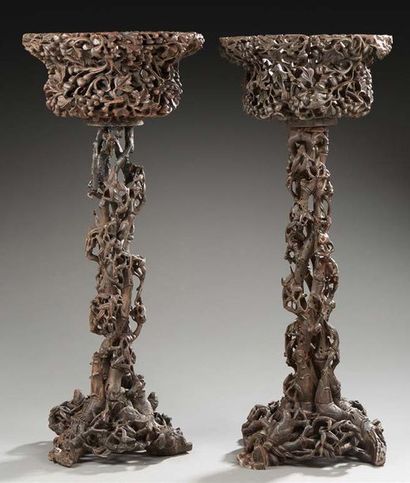 BIRMANIE(?) Paire de sellettes en bois sculpté et ajouré représentant des pampres...