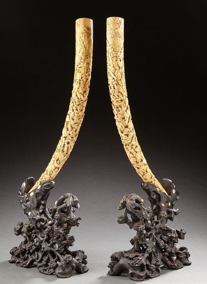 CHINE Très belle paire de défenses en ivoire sculpté de scène animée de personnages...