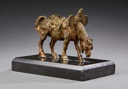 null Bronze figurant un cheval harnaché reposant sur une base rectangulaire en marbre...