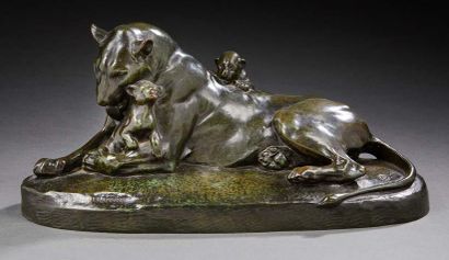 Victor PETER (1840-1918) Lionne et lionceaux
Signé sur la terrasse.
Bonze à patine...