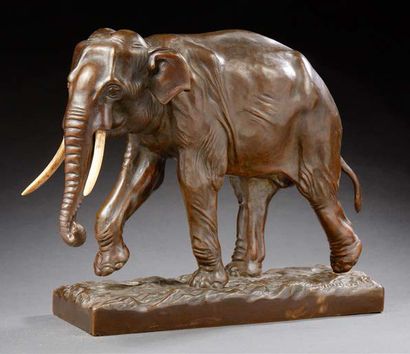 Albert BOUDAREL (né en 1888) Eléphant marchant
Bronze à patine brune.
Dim.: 28,5...