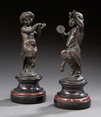 null Deux statuettes en bronze à patine brune figurant deux satyres musiciens. Ils...