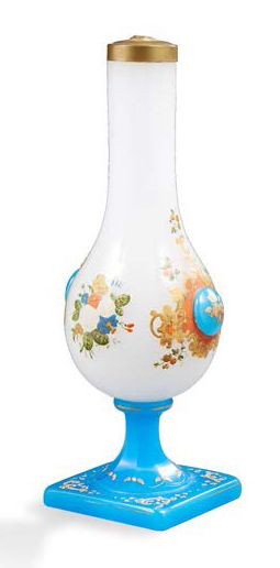 null Pied de lampe en opaline bleue et blanche à décors en partie émaillé de fleurettes...
