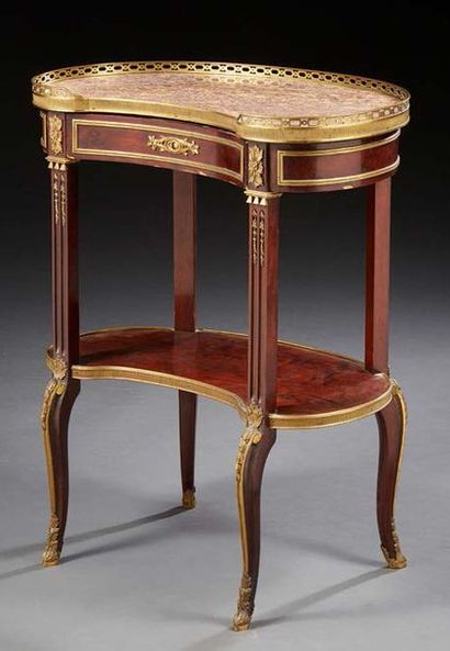 null Petite table de forme rognon de style
Louis XVI.
Dim.: 74 x 60 x 36 cm