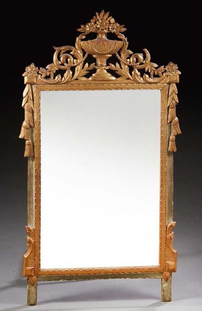 null Grand miroir à fronton en bois sculpté et doré à motif de vase fleuri.
Epoque...