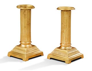 null Paire de bougeoirs de toilette en bronze doré, les fûts en colonnes cannelées...