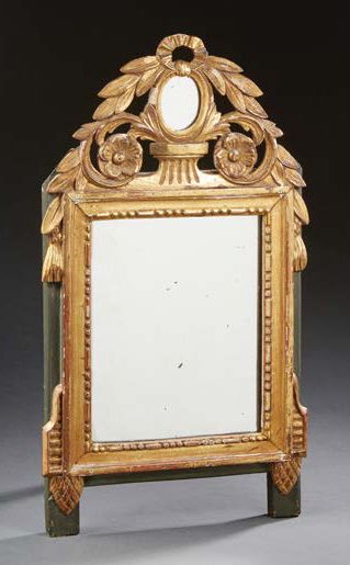 null Petit miroir en bois doré et sculpté à fronton ajouré décoré de fleurs et feuillage...