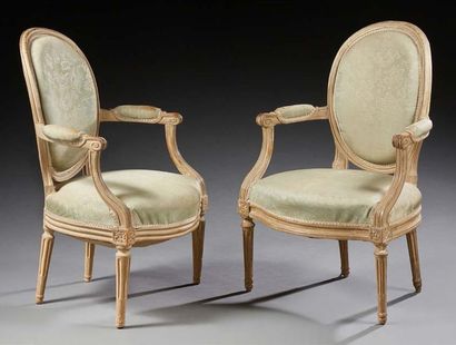 null Paire de fauteuils en bois laqué blanc à dossier médaillon.
Epoque Louis XV...