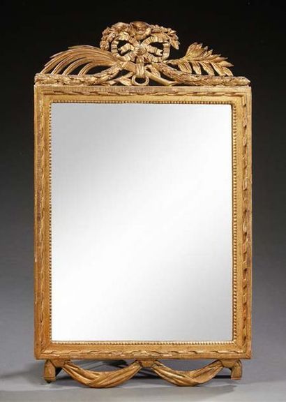 null Miroir à fronton en bois doré et sculpté à décor d'un noeud de branchages et...