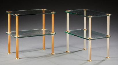 null Deux petites tables de forme rectangulaire formant paire à piètements en métal...