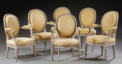 null Suite de quatre fauteuils à dossier médaillon en bois sculpté et laqué gris,...