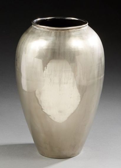POMONE Vase balustre en dinanderie de métal.
Signé «Pomone».
Vers 1940.
H: 34 cm...
